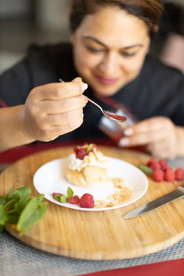 Anna Grigoryan goûtant un dessert fait maison