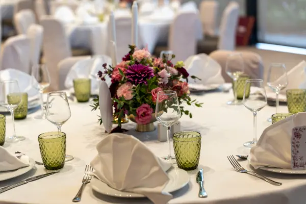 Décoration florale d'une table de mariage près de Bordeaux