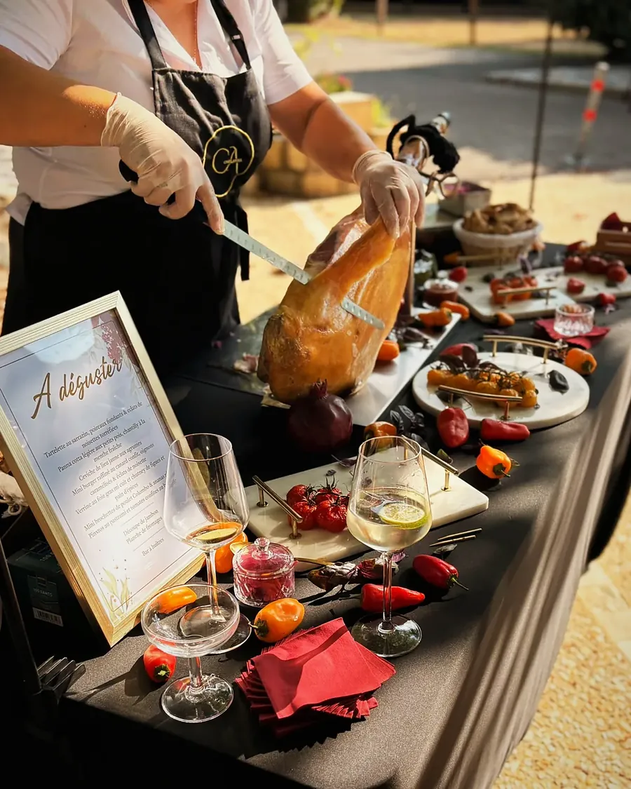Découpe de jambon en direct sur un buffet cocktail Chez Anna en Gironde