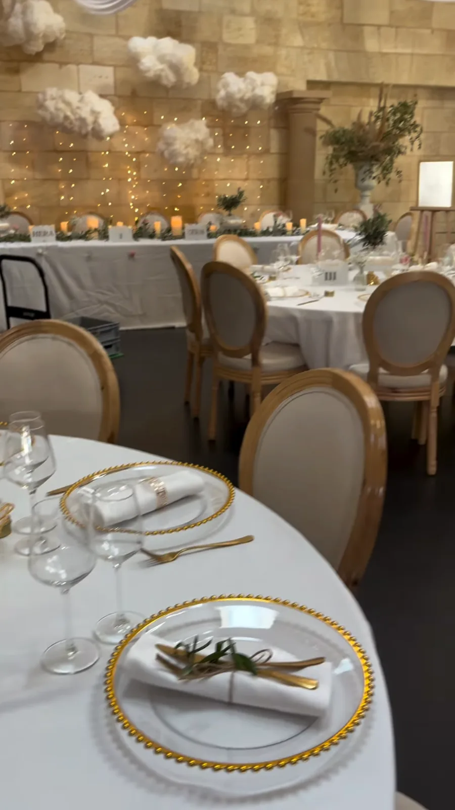 Art de la table avec assiette de présentation dorée, mariage au Domaine de Conseillant