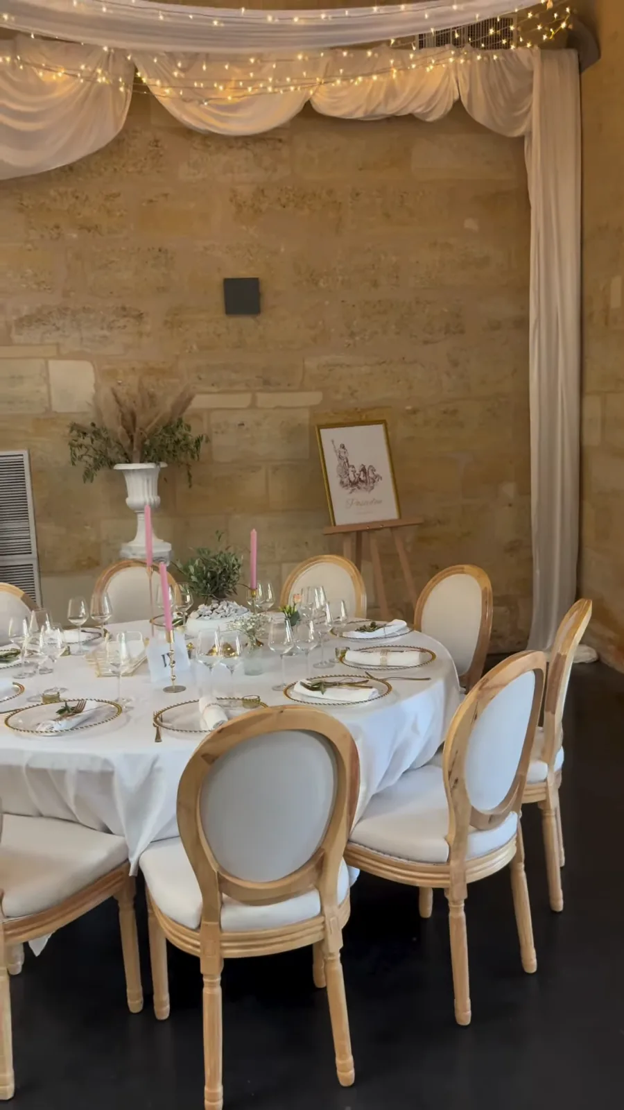 Salle de réception dressée pour un mariage au Domaine de Conseillant, à Cubzac-les-Ponts