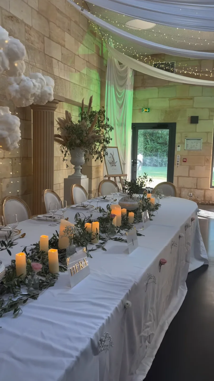 Table d'honneur décorée de bougies et de verdure lors d'un mariage au Domaine de Conseillant