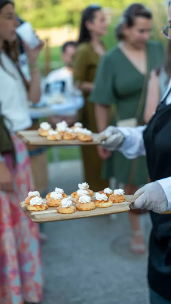 Plateau de petits choux servis lors d'un cocktail par Chez Anna