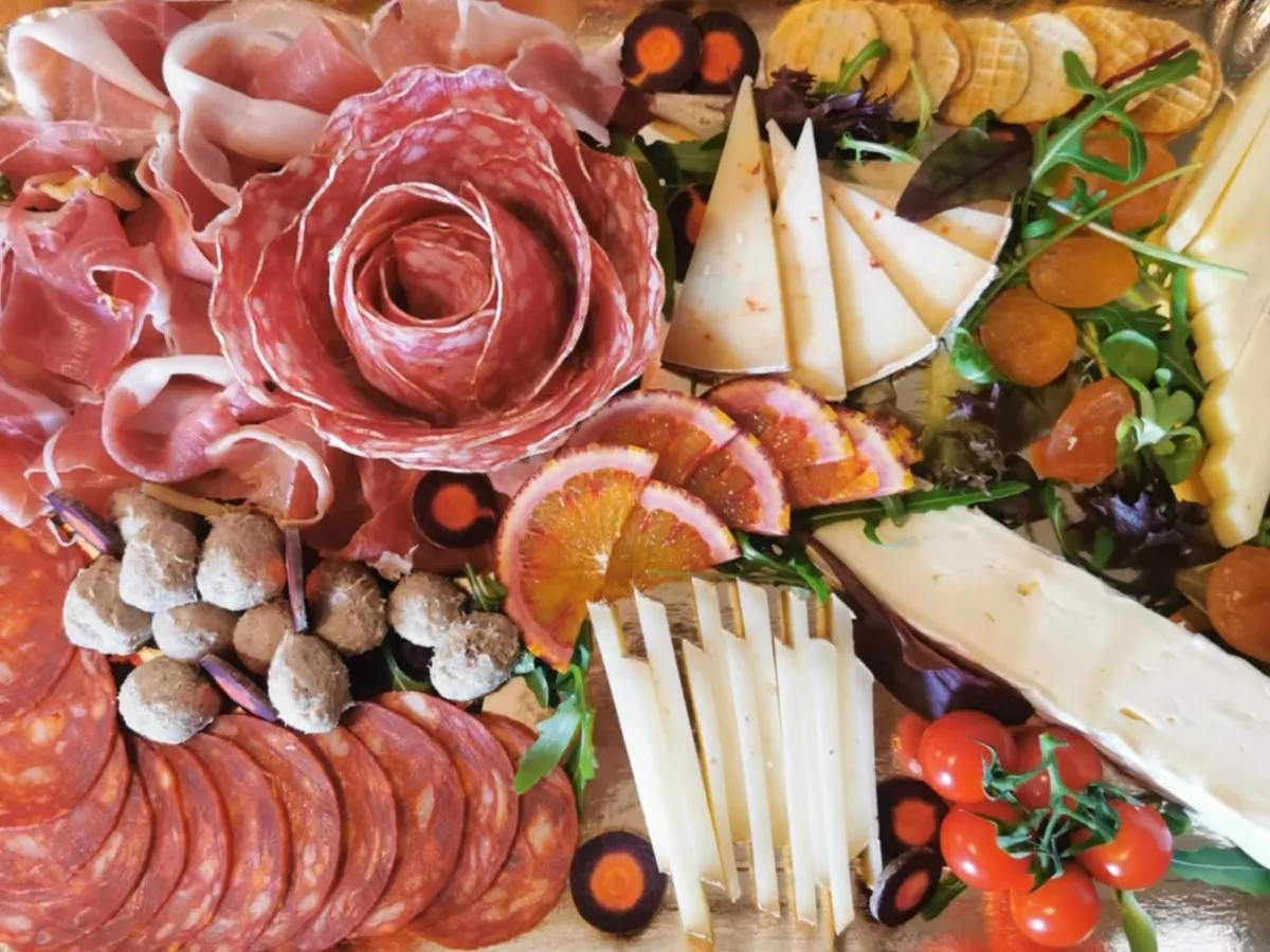 Plateau apéritif charcuterie et fromages préparé par Chez Anna, traiteur à Bordeaux