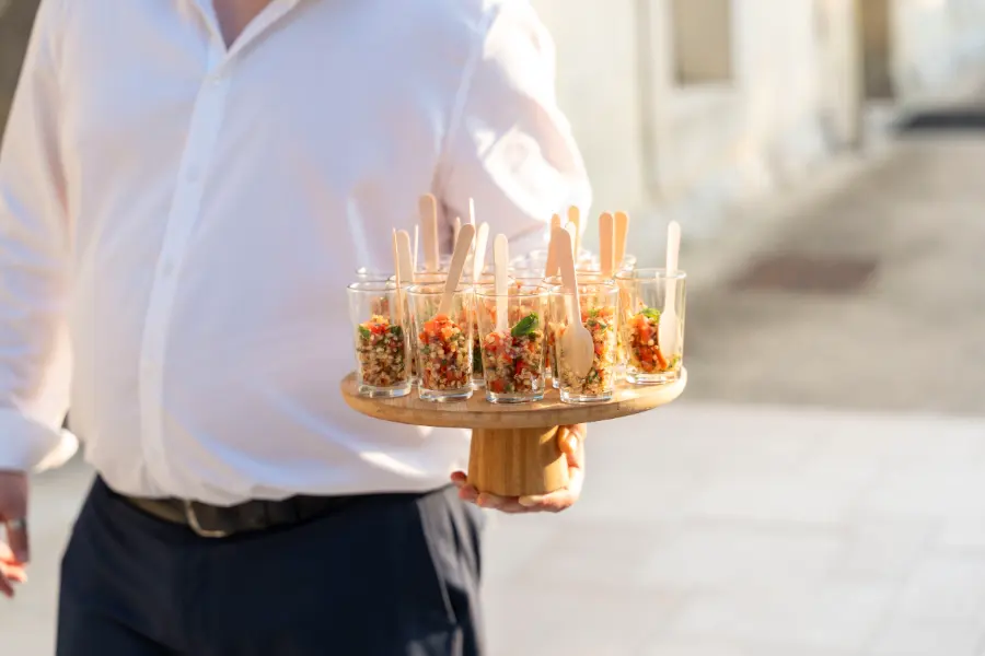Serveur présentant des verrines lors d'un cocktail Chez Anna