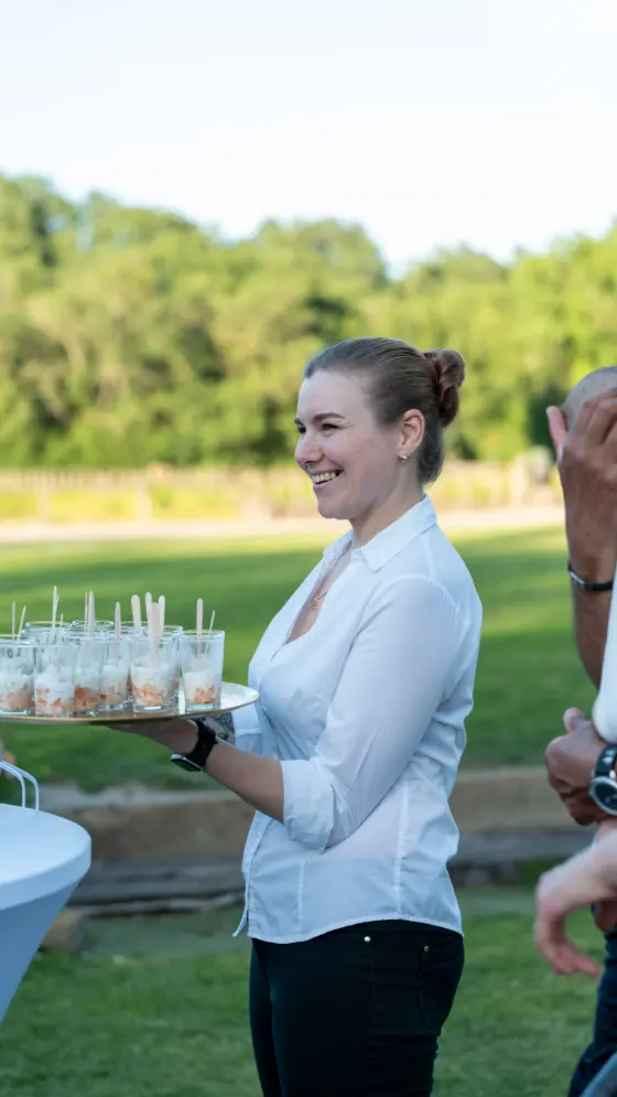 Serveuse Chez Anna proposant des verrines lors d'un cocktail de mariage