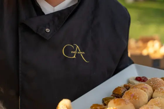 Tablier brodé du logo Chez Anna, traiteur événementiel
