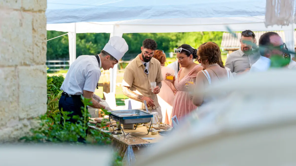 Chefs de Chez Anna au service d'un buffet pour un événement d'entreprise près de Bordeaux